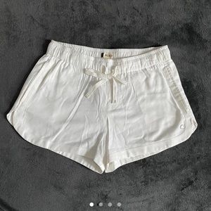Roxy “new impossible love beach” shorts in Snow White with pockets